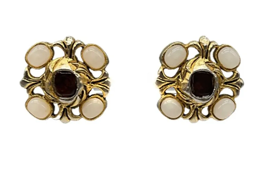 CHANEL - Gripoix Red White Clip On Gold Tone Earrings 70s-80' Vintage