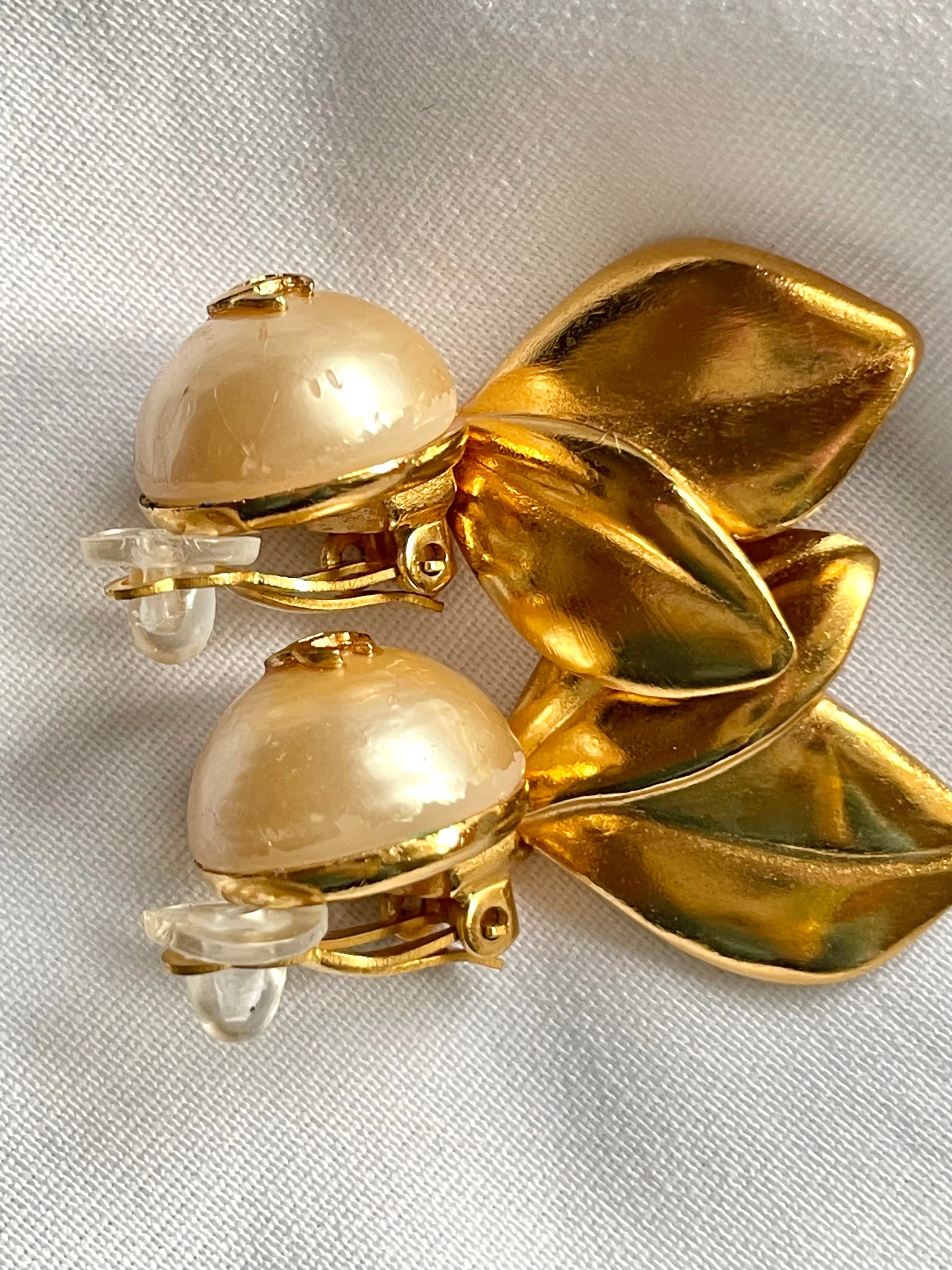 Vintage CHANEL flower and leaf design faux pearl CC earrings. Dangle earrings. Rare and elegant Chanel jewelry. 0412061