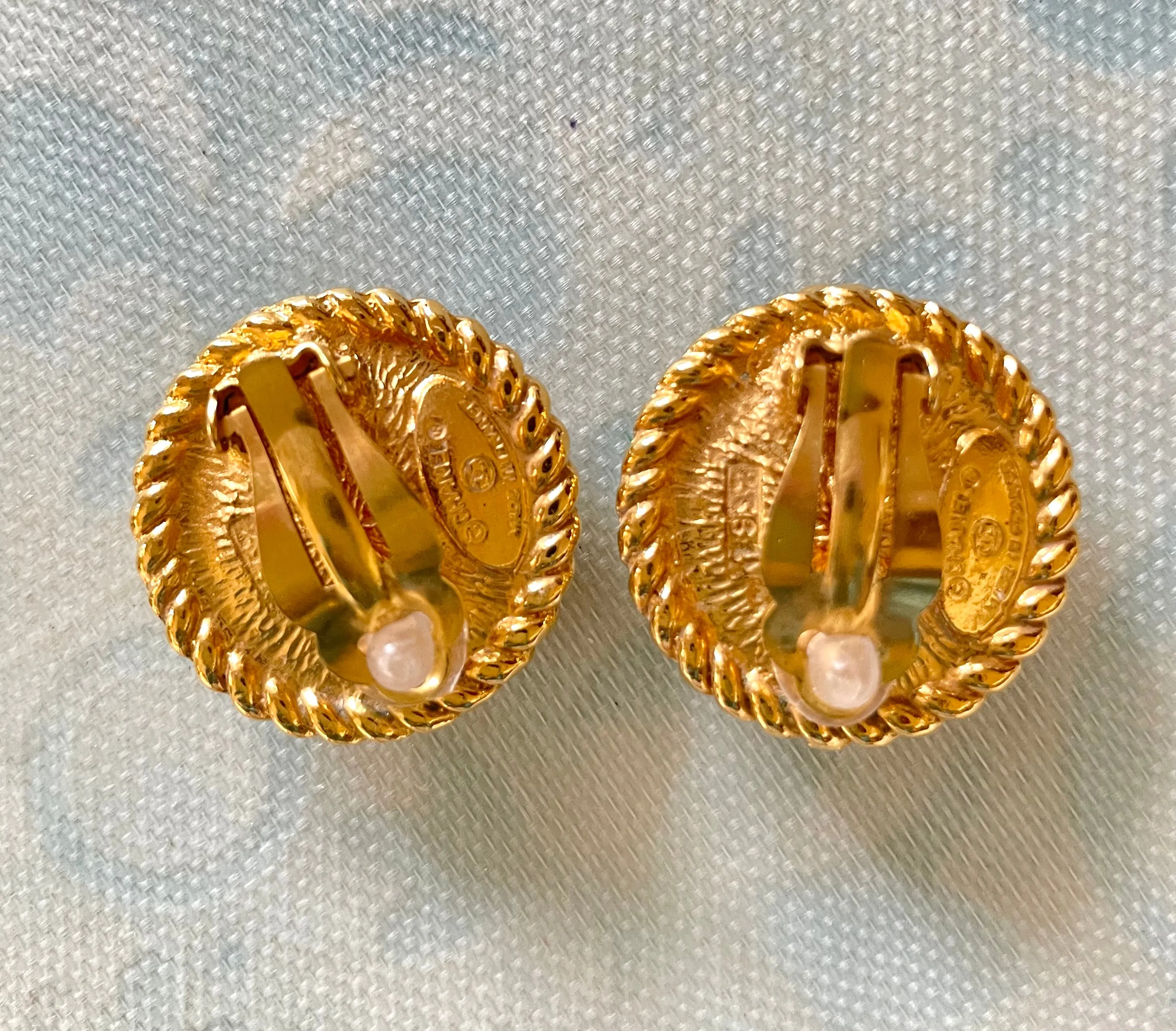 Vintage CHANEL golden earrings with pearl and CC motif. Classic Chanel vintage jewelry. 0410033