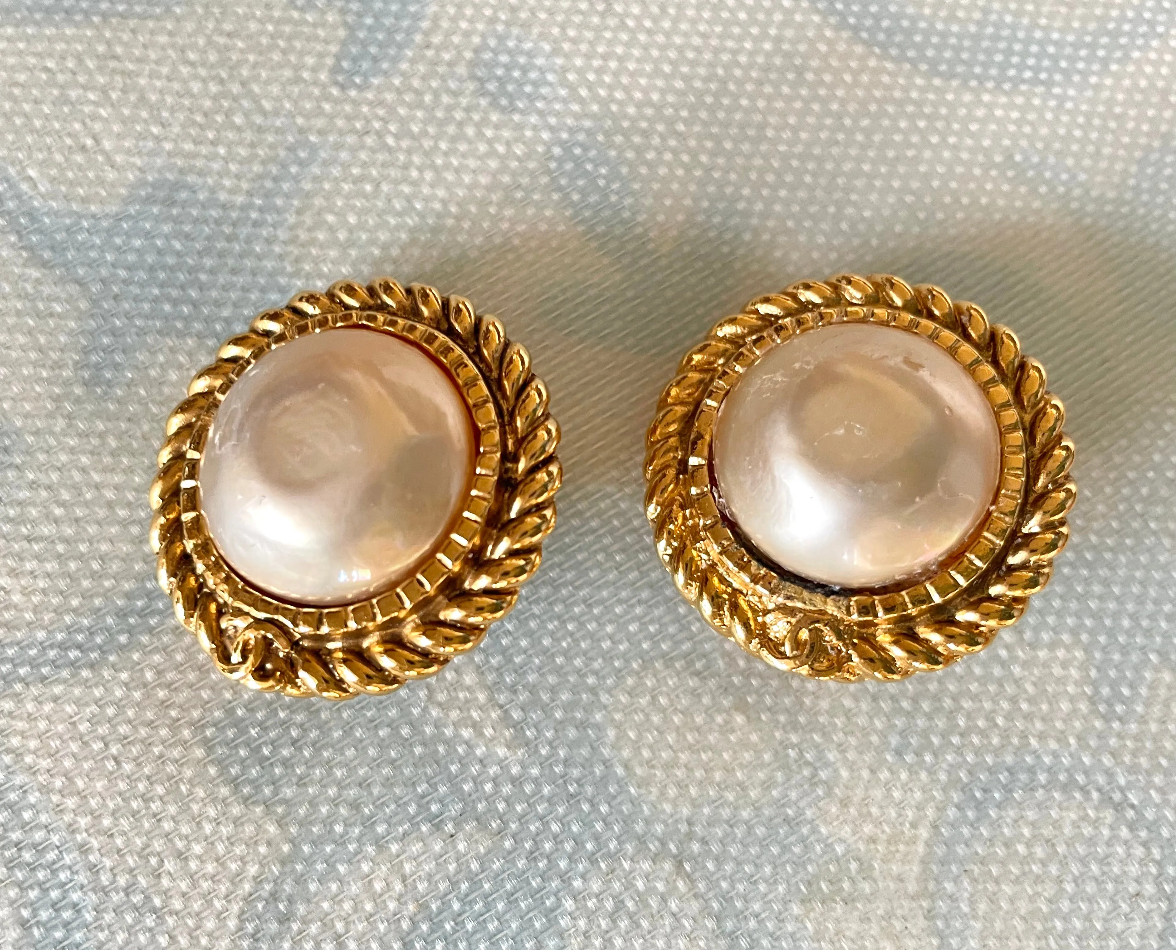 Vintage CHANEL golden earrings with pearl and CC motif. Classic Chanel vintage jewelry. 0410033